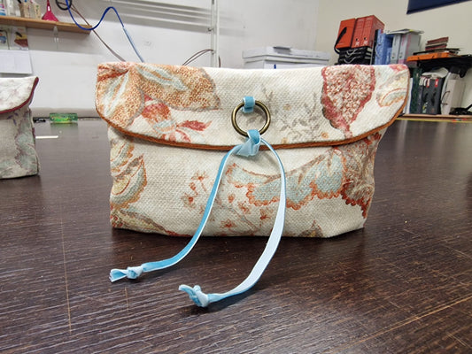 Pochette Artigianali in Tessuto Celeste