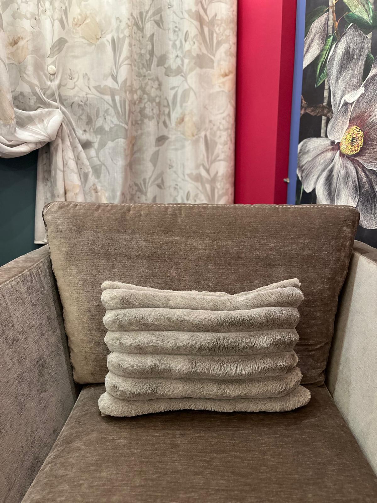 CUSCINO ARTIGIANALE con pieghe decorative 50 x 30 cm