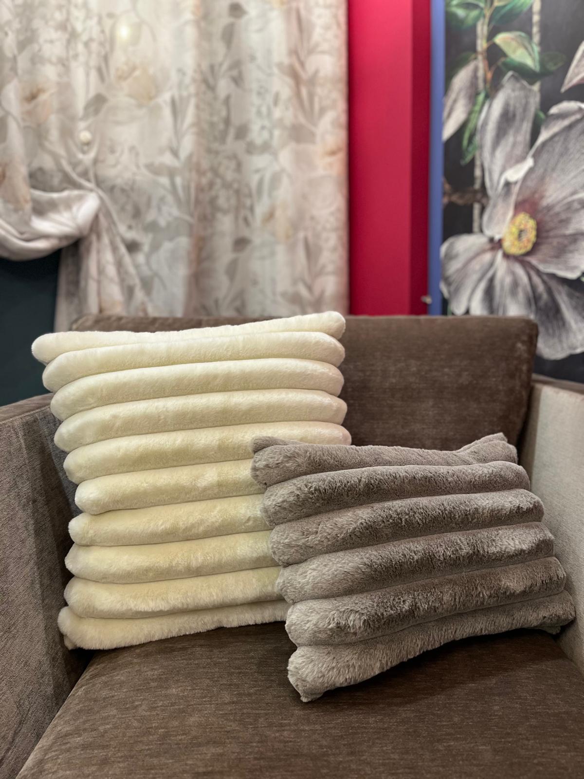 CUSCINO ARTIGIANALE con pieghe decorative 50 x 30 cm