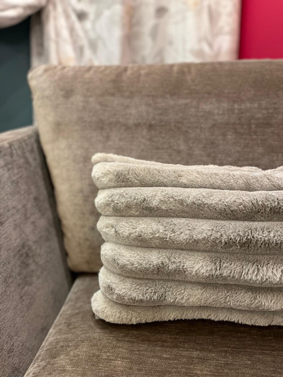 CUSCINO ARTIGIANALE con pieghe decorative 50 x 30 cm